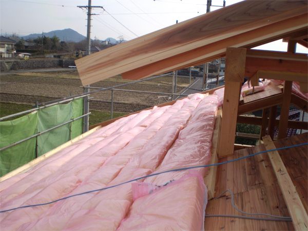 屋根材の上に断熱材を敷いていきます。