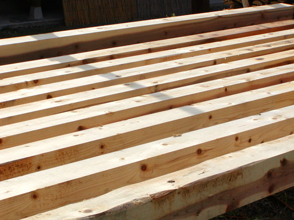 整版を終えた木材は乾燥させます。木材は呼吸するため、加工する時期は慎重に選びます。