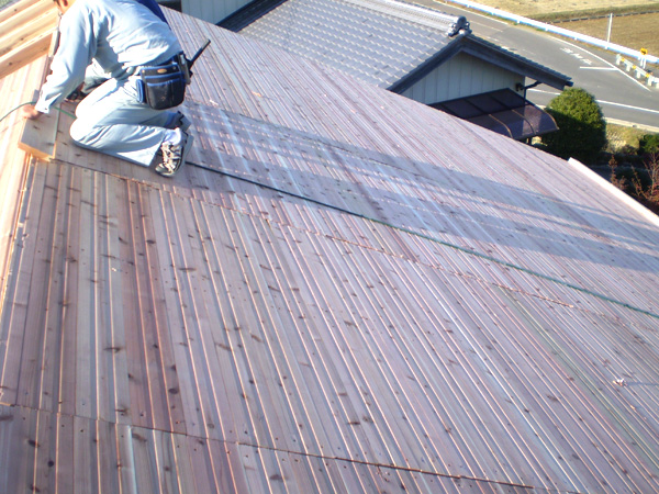 野地板を取り付けた後、透湿・防水シートを布設し、屋根工事にとりかかります。